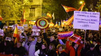 Manifestantes concentrados contra la amnistía frente a la sede del PSOE en la calle de Ferraz de Madrid, este jueves.