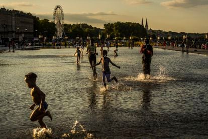 Los niños juegan en una fuente en Burdeos. Se percibe la explosión de vida del verano de 2021, el primero en el que la pandemia quedaba atrás en Europa.