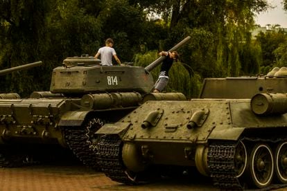 Niños jugando sobre unos tanques en el parque de la fortaleza de Brest, dedicado a la resistencia soviética frente a los nazis en la Segunda Guerra Mundial.