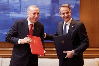 Mitsotakis y Erdogan buscan recomponer su relación con la firma de 15 acuerdos