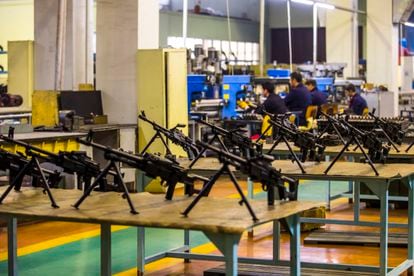 Visita a una fábrica de armas en un lugar indeterminado en Bakú. Los modelos se exponen al final del proceso.