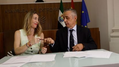 La presidenta de Extremadura, María Guardiola (PP) y el portavoz de Vox en la Asamblea regional, Ángel Pelayo, durante la firma en junio del acuerdo entre ambos partidos para gobernar en coalición.