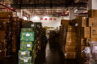 Almacén Yiwu de la compañía Yixinou, responsable de la línea de mercancías a Madrid. La cercanía al Centro Internacional de Comercio fue clave en su decisión, igual que la existencia del polígono de Cobo Calleja (Fuenlabadrada), uno de los grandes centros mayoristas de productos chinos de Europa, en el otro extremo. “Fue casar oferta y demanda”, dice uno de los responsables de Yixinou.