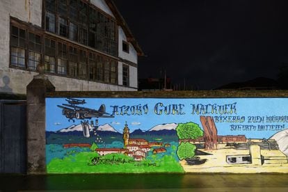 Mural en la plaza Andikona, en Otxandio, que recuerda a los 64 vecinos, entre ellos varios niños, víctimas del primer bombardeo sobre población civil en el mundo en 1936,