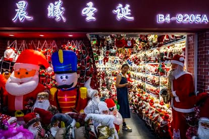De Yiwu sale el 60% de productos navideños del mundo. En la imagen, un puesto repleto de decoración para estas fiestas en el gran hipermercado de venta al por mayor.