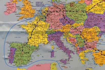 Detalle de un mapa con las líneas ferroviarias de comercio entre China y Europa en la sede de la compañía Yixinou, en la estación Madrid-Abroñigal (España), destino final de las mercancías. Dos días antes de partir de viaje.