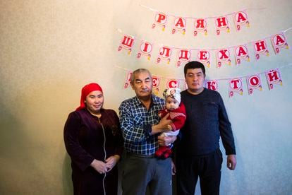 La familia Abdikerov vive en un pequeño pueblo cerca del mar de Aral, cuyas aguas fueron menguando debido a la irrigación en la era soviética. La desertización y el desastre ecológico se suman al colapso de una antigua economía pesquera.