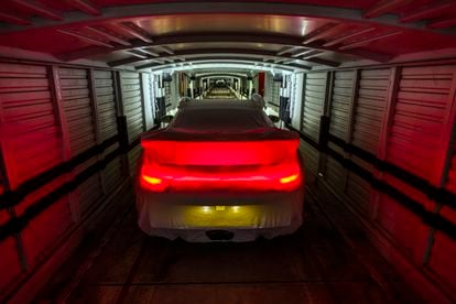 Un Porsche recién salido de la fábrica con destino a China es subido a un tren de mercancías en Stuttgart (Alemania).
