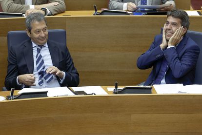 El vicepresidente valenciano, Vicente Barrera (Vox), con el presidente de la comunidad, Carlos Mazón (PP), en un pleno en el Parlamento autonómico en octubre.