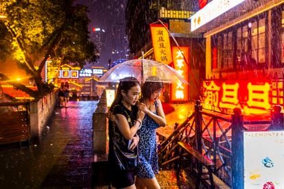 Dos mujeres en una popular zona de restaurantes de Chongqing.