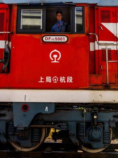 El maquinista Huang Wei, de 49 años, a bordo de una locomotora en Yiwu. Fue la persona que condujo el primer tramo del primer tren de la ruta Yiwu-Madrid en 2014.
