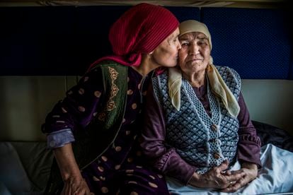 Perizat y Orazkul, madre e hija, viajan por Kazajistán entre Aral y Almaty. Cuentan que han recibido una medalla por tener 10 hijos cada una. La abuela ha perdido la cuenta de los nietos. “Cincuenta o sesenta”.