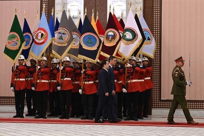 El primer ministro de Irak, Mohammed Shia al Sudani, recibía con honores militares a Pedro Sánchez, en el palacio de Gobierno, este jueves en Bagdad.