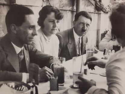 Geli Raubal con Goebbels y Hitler.