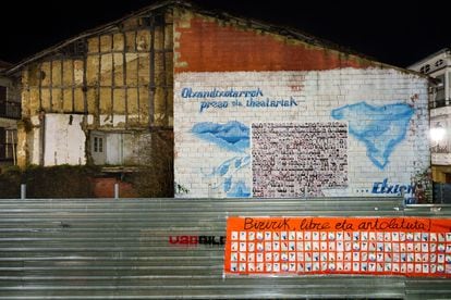 Mural con el mapa del País Vasco sobre el que están las fotografías de 225 hombres y mujeres vinculados a ETA, “presos o prófugos”, en Otxandio, este sábado.