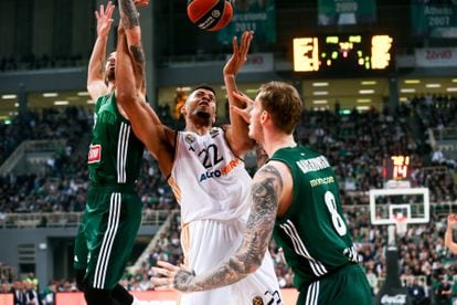 Vildoza y Balcerowski tratan de detener a Tavares.