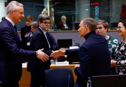 A la izquierda, el ministro de Finanzas francés, Bruno Le Maire, se dispone a estrechar la mano de su homólogo alemán, Christian Linder.