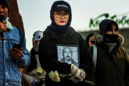Aidana Aidarkhan, hija del poeta Aron Atabek. En noviembre de 2021, su padre, considerado por la disidencia kazaja como un preso político, acababa de fallecer un mes después de haber sido liberado tras15 años encarcelado. En la imagen, con el retrato de Atabek durante una protesta convocada en Almaty en la que leyó su poema favorito: “Mi voz, incapaz de hablar, morirá”.