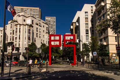 Una escultura con el carácter men (puerta) escrito en chino tradicional marca la entrada a una de las calles del barrio asiático de París (Francia).