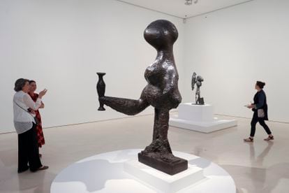 Varias personas observan la obra 'La dama oferente', en la muestra 'Picasso escultor. Materia y cuerpo'.