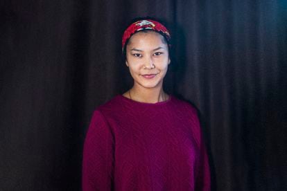 Amima, de 18 años, trabaja en el restaurante familiar de comida uigur en Zharkent, una localidad de Kazajistán fronteriza con China.