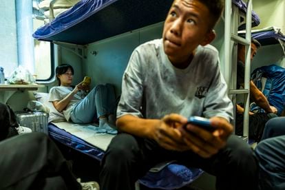 Pasajeros en el coche cama de segunda clase entre Horgos y Urumqi.