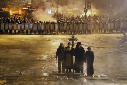 Un grupo de sacerdotes se interponía entre los manifestantes y la policía, el 24 de enero de 2014 en la plaza de la Independencia de Kiev.