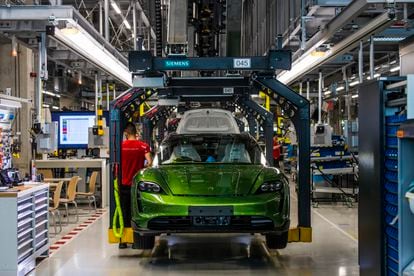La fábrica de Porsche en Stuttgart (Alemania). China es su principal mercado internacional y envían un 10% de los vehículos por tren.