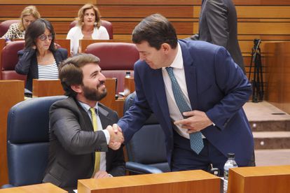Juan García-Gallardo (Vox), vicepresidente de Castilla y León, se saluda con el presidente autonómico, Alfonso Fernández Mañueco (PP), en un pleno de septiembre en las Cortes de Castilla y León.