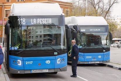 Dos autobuses urbanos de la EMT de Madrid.