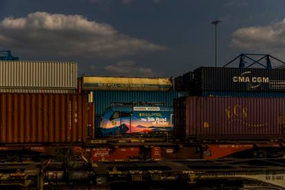 Entre el ajetreo de contenedores de una de las terminales ferroviarias de Duisburgo, cada poco llegan nuevos trenes. En una de las locomotoras allí estacionadas se lee “La Ruta de la Seda de nuestros días”.