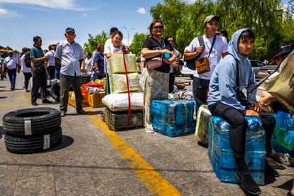 Compradores kazajos en el centro de Cooperación Internacional Transfronterizo, una zona de libre comercio que pertenece a China y Kazajistán, ubicado justo en la frontera entre ambos países.
