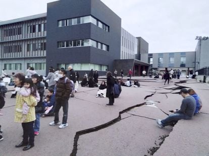 Un grupo de personas permanece entre las grietas causadas por el terremoto en Wajima, en la prefectura de Ishikawa.