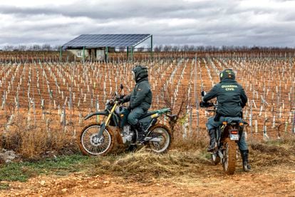 Miguel Ángel Rubio y Alfonso Molero, dos agentes del Seprona, buscan pozos ilegales con sus motos embarradas en lniesta (Cuenca).