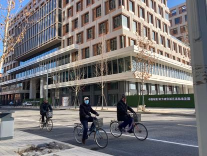 Ciclistas transitaban por la ciudad de Xiongan_el miércoles.