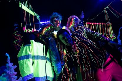 Asistentes vestidos con prendas y accesorios fluorescentes posan este miércoles durante la 'rave', celebrada en Fuente Álamo.