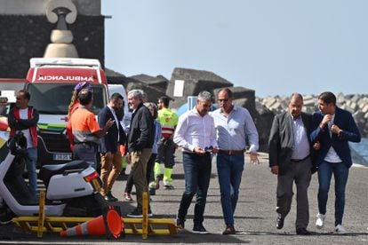 El presidente del Gobierno de Canarias, Fernando Clavijo (quinto por la izquierda), durante su visita al muelle de La Restinga, en El Hierro, este martes.