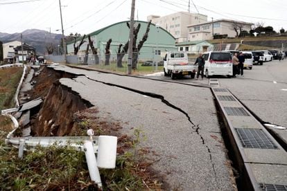 Un carretera dañada tras el terremoto en la ciudad de Wajima, en la prefectura de Ishikawa (Japón), este lunes.