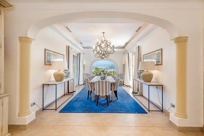 El equipo de The Crown se interesó en la casa por su localización y su aspecto exterior, con el objetivo de emular la villa en la que Diana y Dodi Al-Fayed pasaron sus últimas vacaciones en Saint-Tropez.