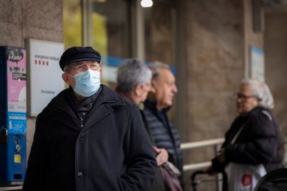 Un hombre con mascarilla sale de un centro sanitario de Barcelona, este jueves.