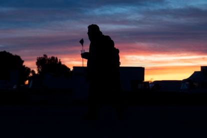 Uno de los asistentes se retira de la fiesta durante el amanecer de este miércoles.