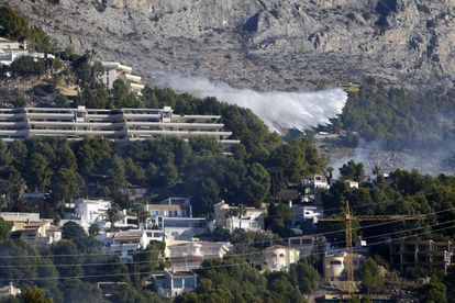 Medios aéreos intentan sofocar este sábado el incendio que desde esta madrugada ha desalojado una treintena de vecinos y cortado la AP-7 y la Nacional 332 en ambos sentidos.