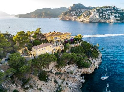 La casa homenajea a la princesa de Gales con una suite a su nombre, que permanece ahí desde que Lady Di pasó algunos días de verano de su juventud, puesto que sus antiguos propietarios eran un matrimonio amigo de la familia Spencer.