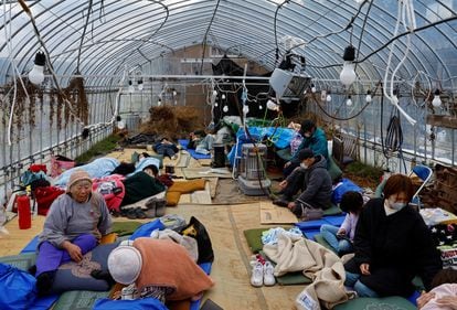 Personas evacuadas descansan en un centro para desplazados en Wajima, este martes.