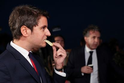 El primer ministro francés, Gabriel Attal, en la explotación bovina de Montastruc-de-Salies, donde este viernes ha anunciado medidas de alivio para los agricultores.