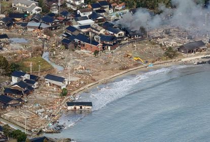 Vista aérea de los daños causados por el seísmo en la costa de Noto, este martes.