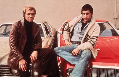 David Soul y Paul Michael Glaser sobre sus famosos coches en 'Starsky y Hutch', en una imagen de 1977.