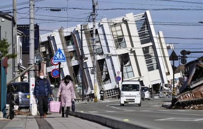 Edificio derrumbado por el seísmo en Wajima, prefectura de Ishikawa, este martes.