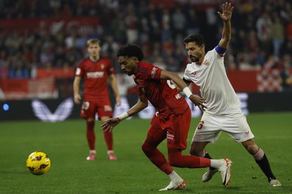 Navas intenta detener el avance de Mojica, de Osasuna.