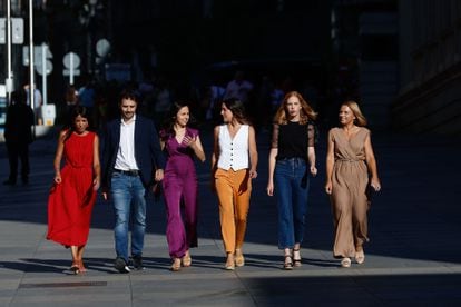 Lilith Verstrynge con Ione Belarra, Irene Montero y los diputados Martina Velarde (izquierda), Noemí Santana y Javier Sánchez Serna a su llegada al Congreso el pasado agosto.
